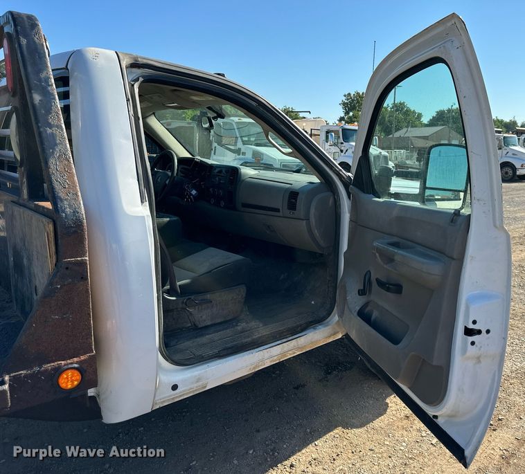 image for item DS2047 2009 GMC Sierra 3500  flatbed pickup truck