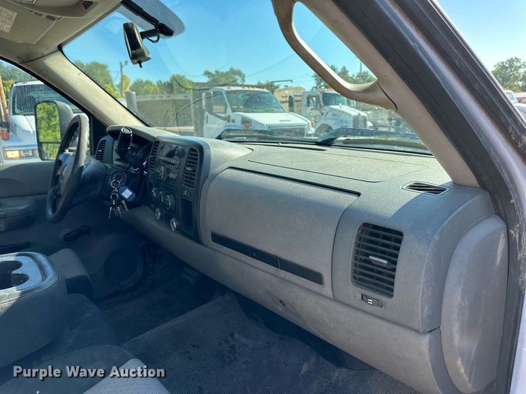 image for item DS2047 2009 GMC Sierra 3500  flatbed pickup truck