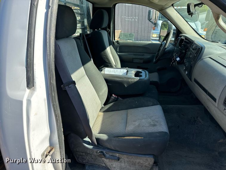 image for item DS2047 2009 GMC Sierra 3500  flatbed pickup truck