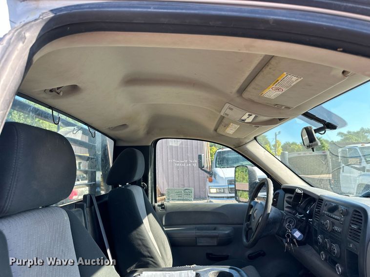 image for item DS2047 2009 GMC Sierra 3500  flatbed pickup truck