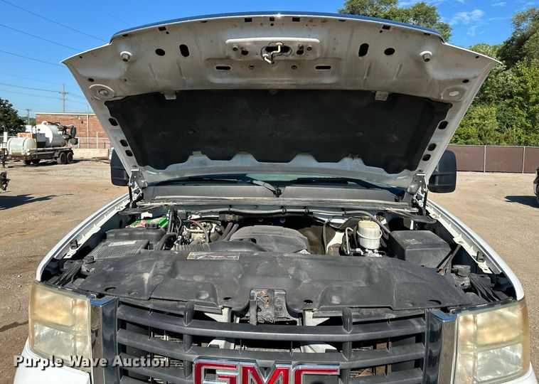 image for item DS2047 2009 GMC Sierra 3500  flatbed pickup truck