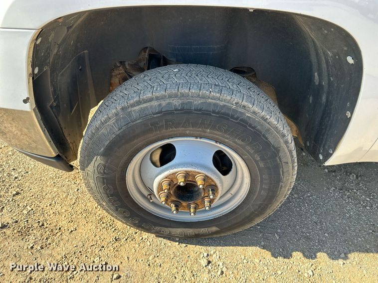 image for item DS2047 2009 GMC Sierra 3500  flatbed pickup truck