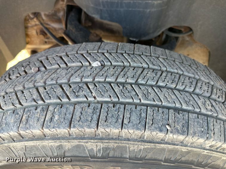 image for item DS2047 2009 GMC Sierra 3500  flatbed pickup truck