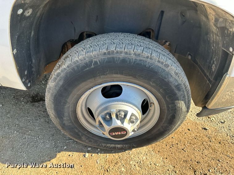 image for item DS2047 2009 GMC Sierra 3500  flatbed pickup truck