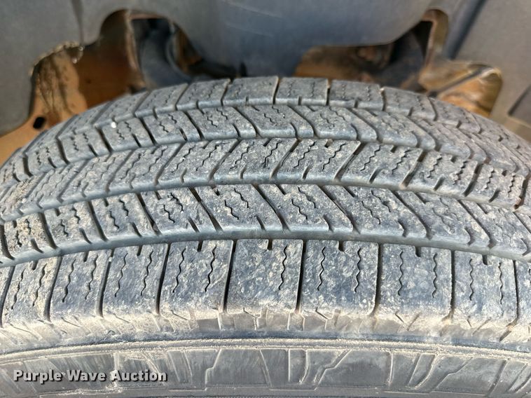 image for item DS2047 2009 GMC Sierra 3500  flatbed pickup truck