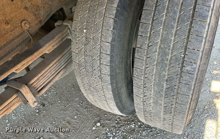 image for item DS2047 2009 GMC Sierra 3500  flatbed pickup truck