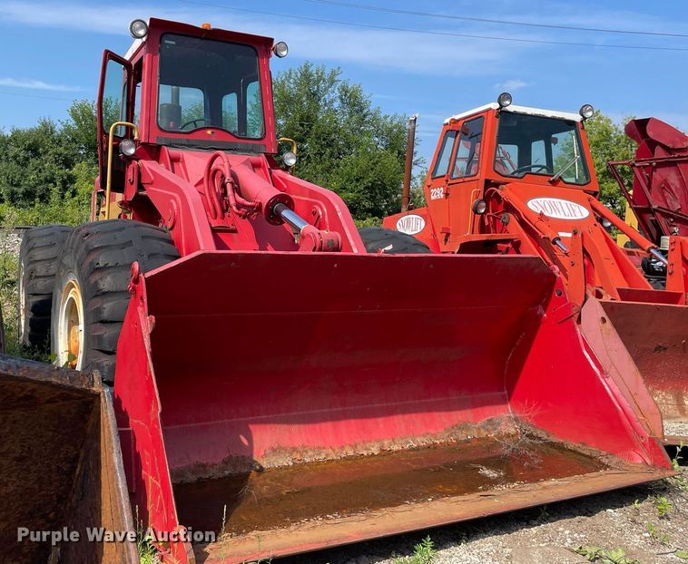 image for item DS8779 International Harvester H90  wheel loader