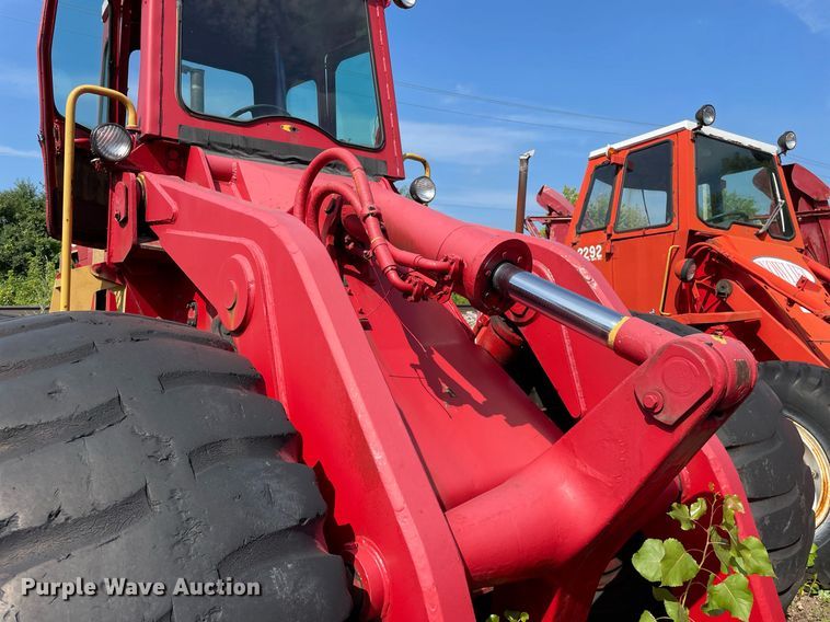 image for item DS8779 International Harvester H90  wheel loader
