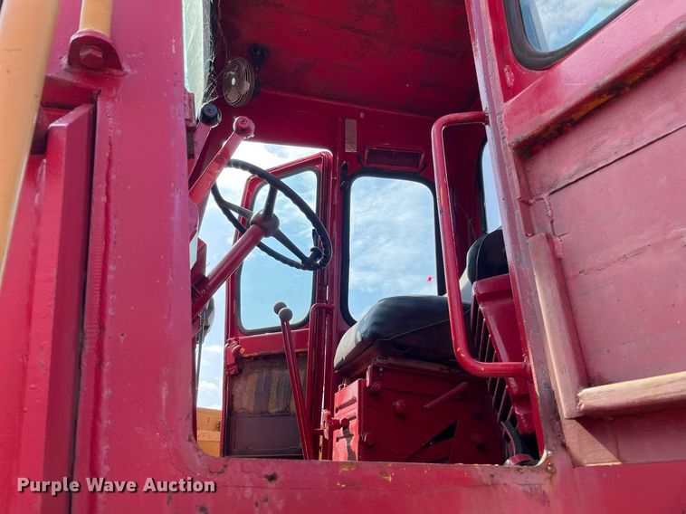 image for item DS8779 International Harvester H90  wheel loader