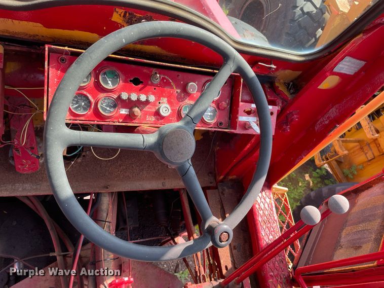 image for item DS8779 International Harvester H90  wheel loader