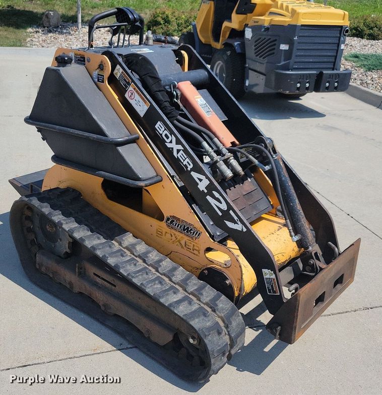 image for item IQ9763 2009 Boxer 427  compact utility loader