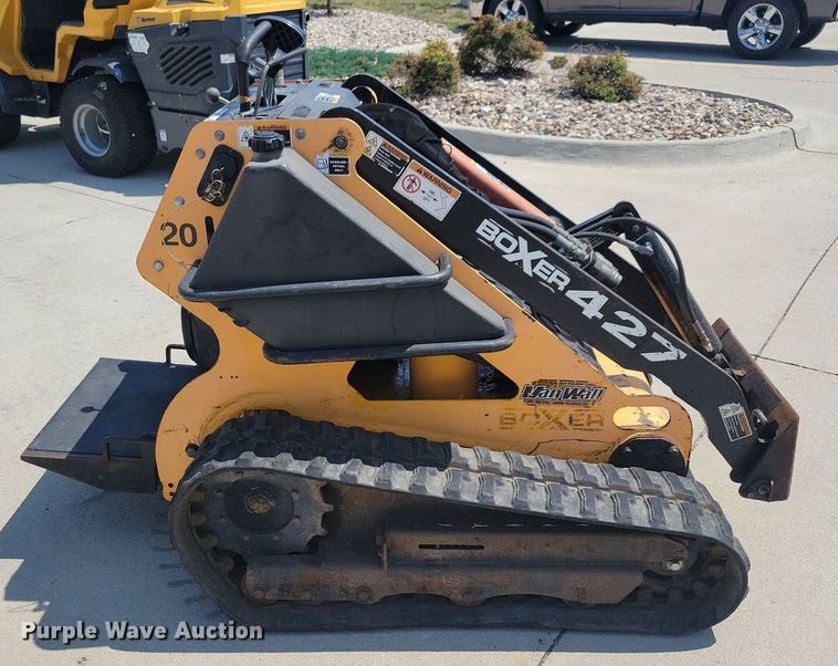 image for item IQ9763 2009 Boxer 427  compact utility loader