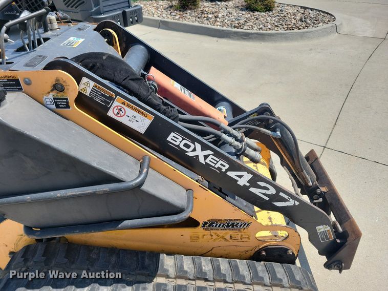 image for item IQ9763 2009 Boxer 427  compact utility loader