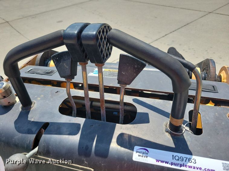 image for item IQ9763 2009 Boxer 427  compact utility loader