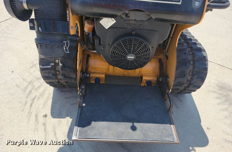 image for item IQ9763 2009 Boxer 427  compact utility loader