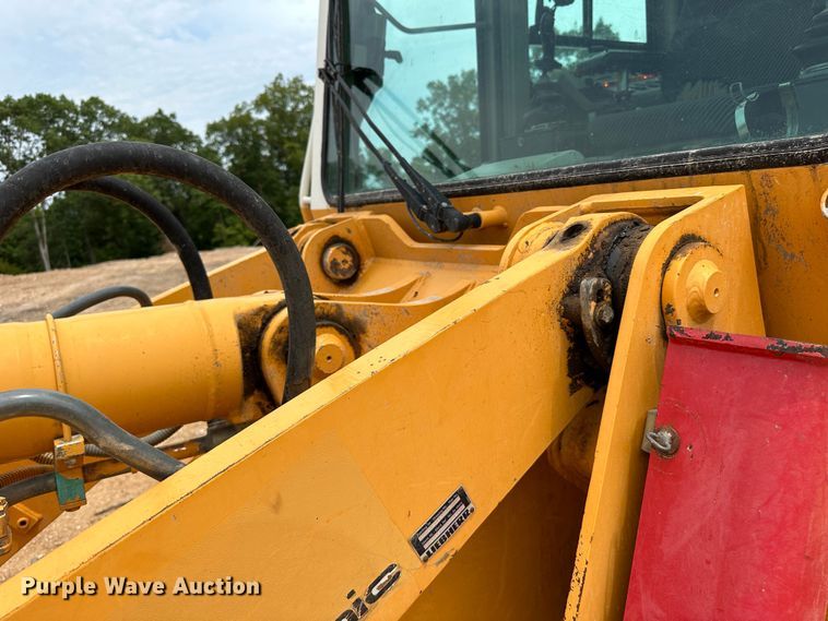 image for item JC9983 2005 Liebherr LR622B  track loader