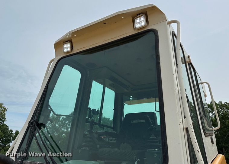 image for item JC9983 2005 Liebherr LR622B  track loader