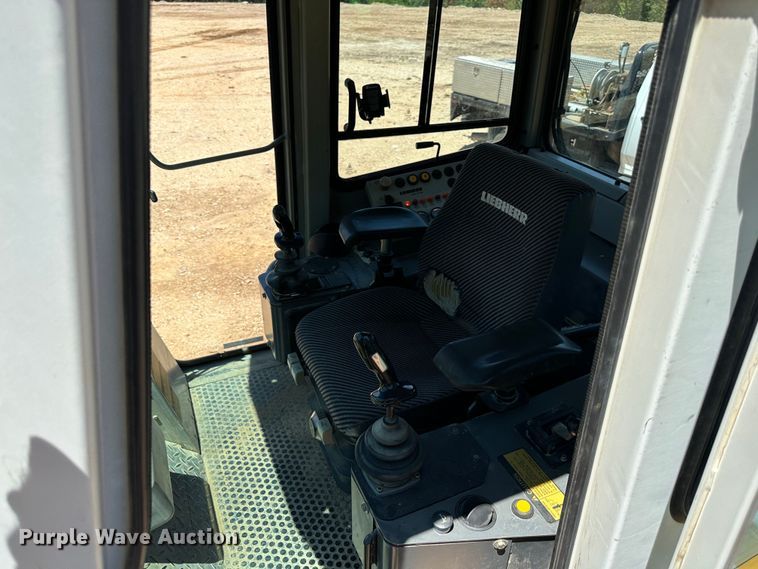 image for item JC9983 2005 Liebherr LR622B  track loader