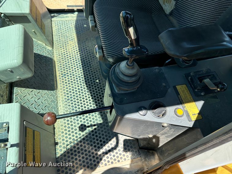 image for item JC9983 2005 Liebherr LR622B  track loader