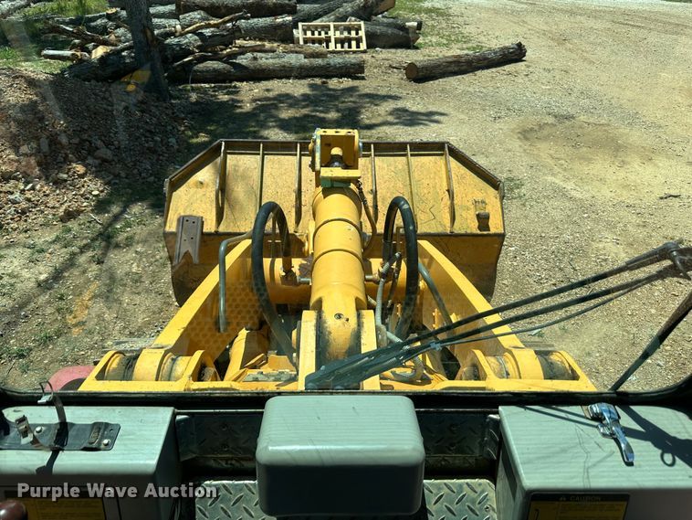 image for item JC9983 2005 Liebherr LR622B  track loader