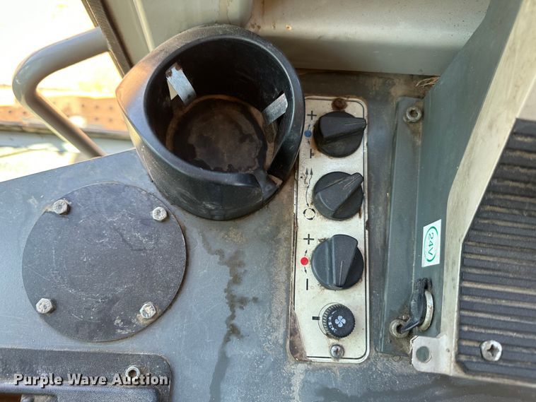 image for item JC9983 2005 Liebherr LR622B  track loader