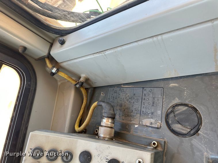 image for item JC9983 2005 Liebherr LR622B  track loader