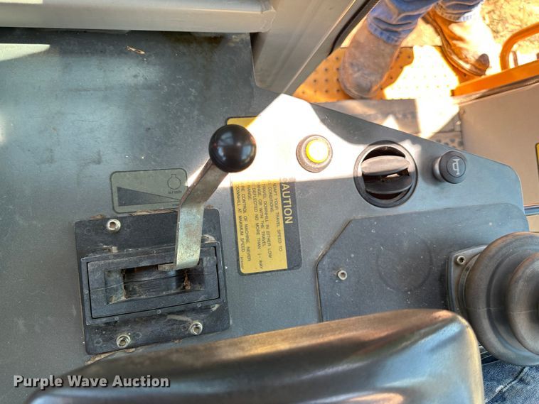 image for item JC9983 2005 Liebherr LR622B  track loader