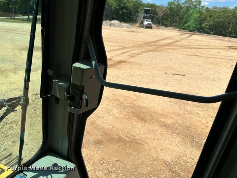 image for item JC9983 2005 Liebherr LR622B  track loader