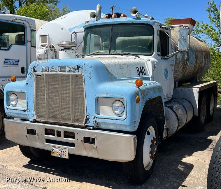 image for item JE9985 1982 Mack R688ST  water truck
