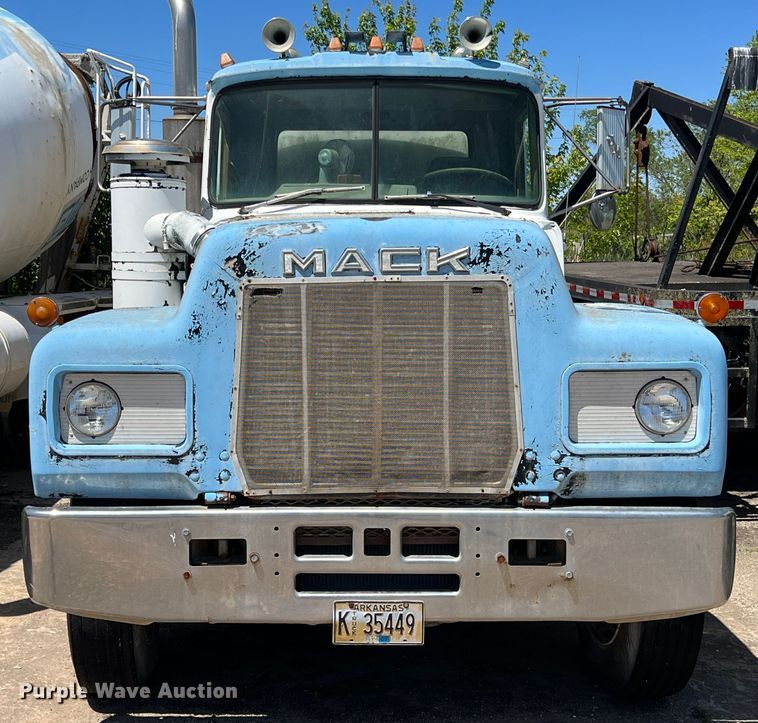 image for item JE9985 1982 Mack R688ST  water truck