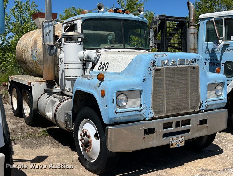 image for item JE9985 1982 Mack R688ST  water truck