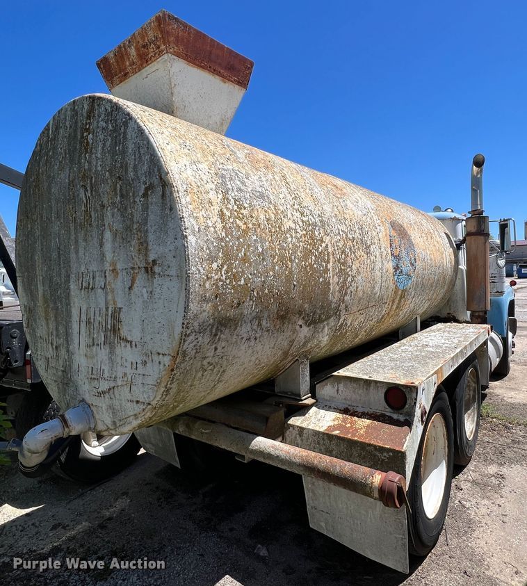 image for item JE9985 1982 Mack R688ST  water truck