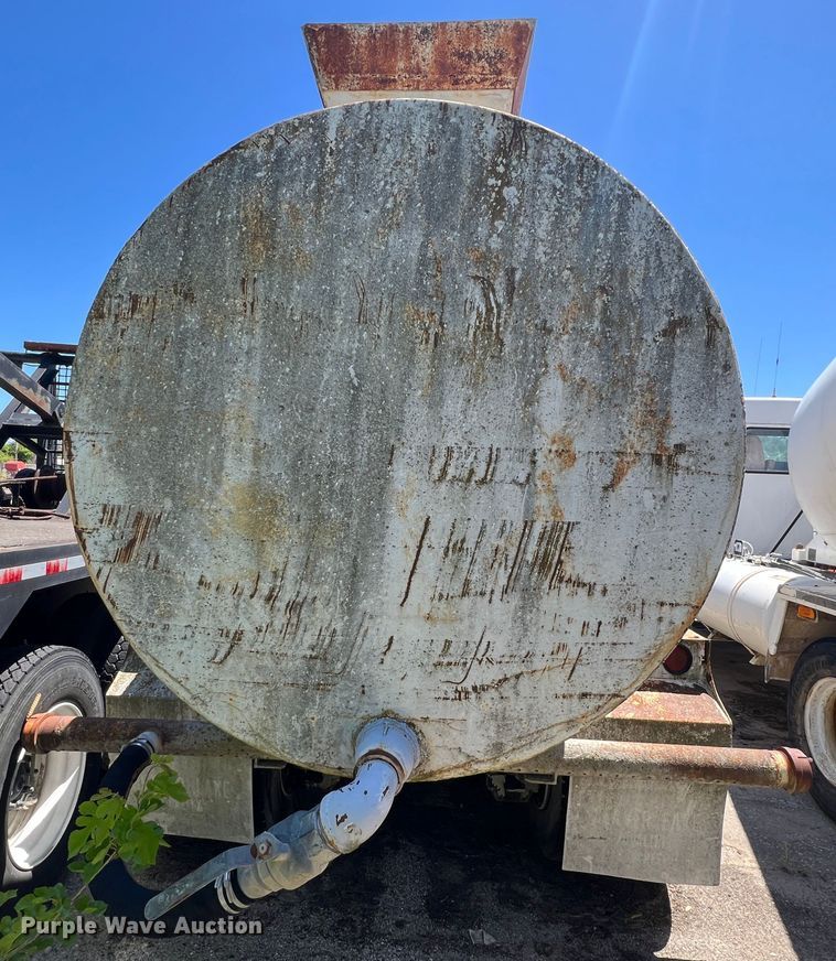 image for item JE9985 1982 Mack R688ST  water truck