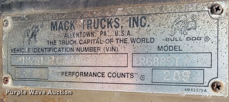 image for item JE9985 1982 Mack R688ST  water truck
