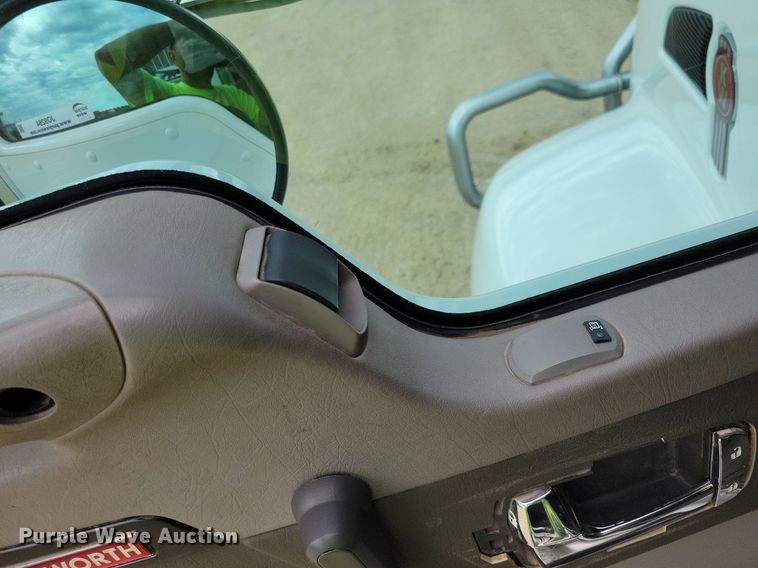 image for item JO9284 2014 Kenworth T370  utility / service truck