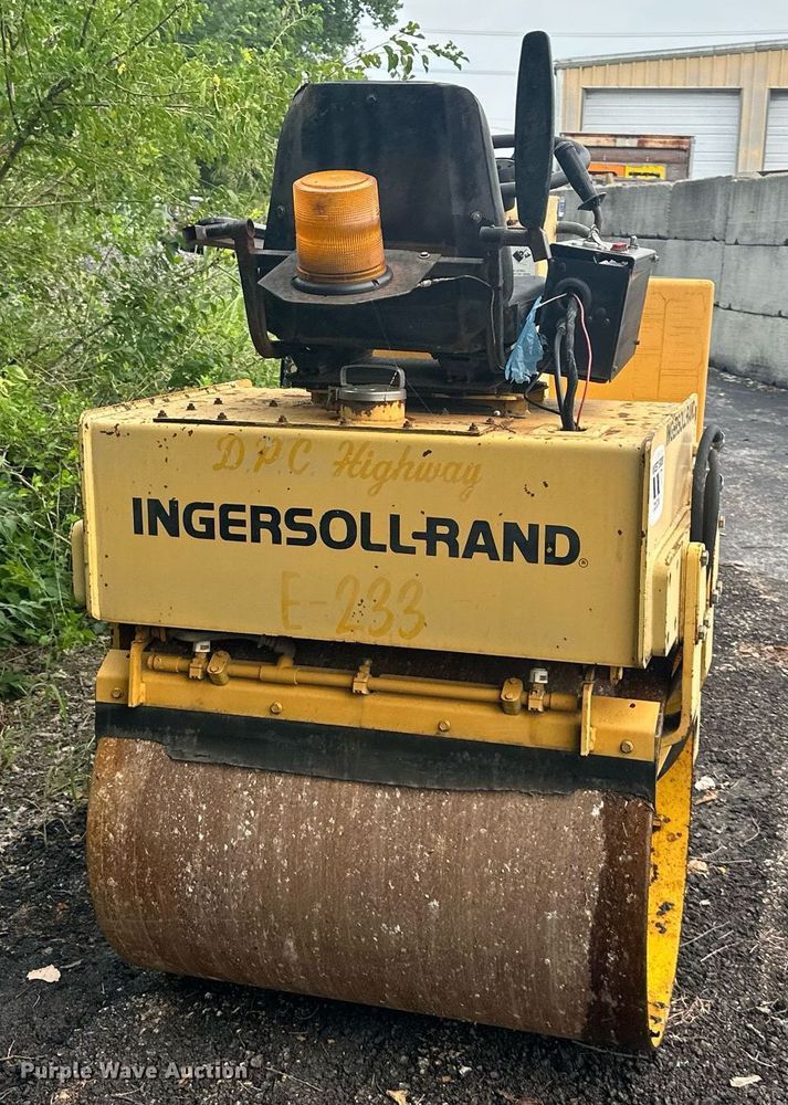 image for item JX9001 1993 Ingersoll Rand DD22  double drum vibratory roller
