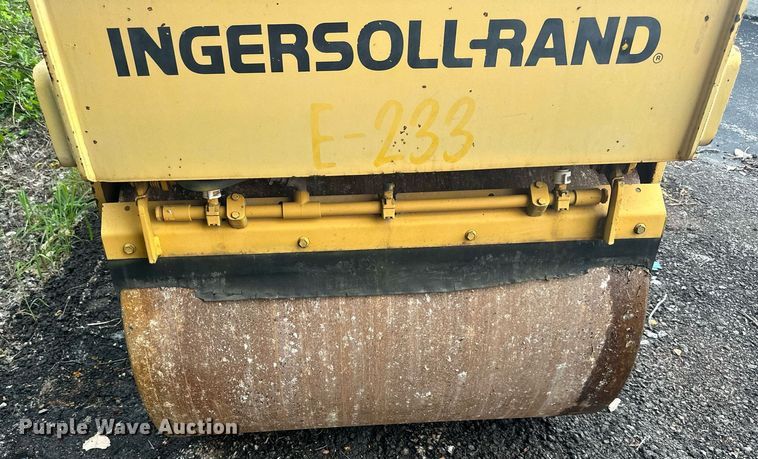 image for item JX9001 1993 Ingersoll Rand DD22  double drum vibratory roller