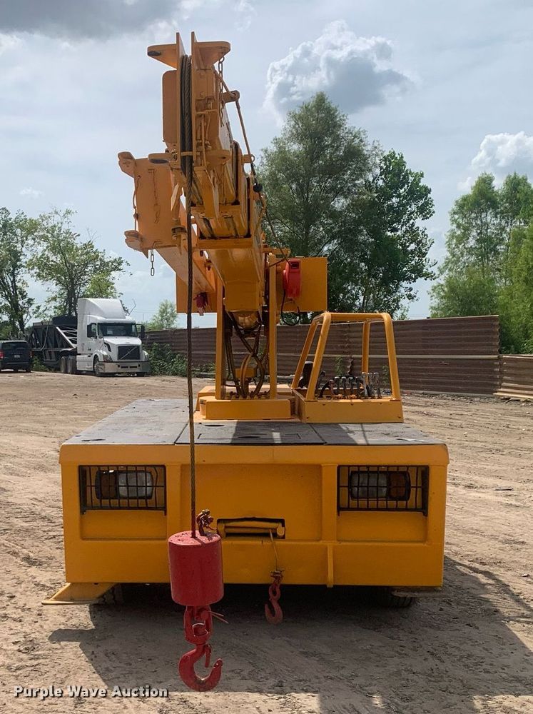 image for item LH9751 2002 Broderson IC-80-1F  crane