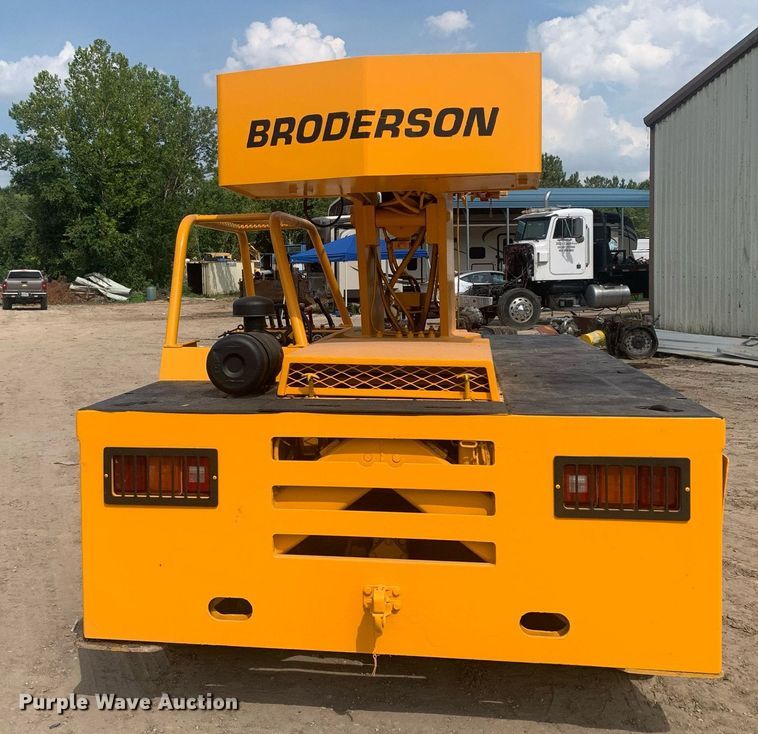 image for item LH9751 2002 Broderson IC-80-1F  crane