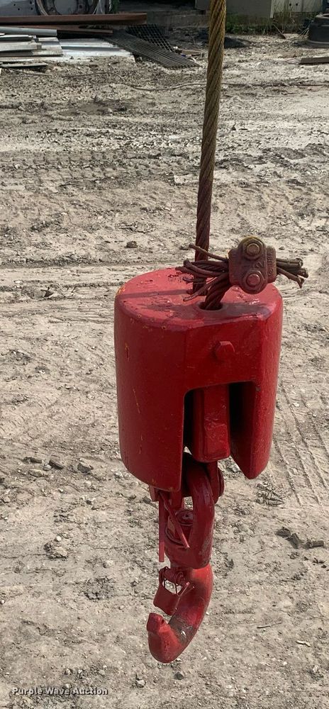 image for item LH9751 2002 Broderson IC-80-1F  crane