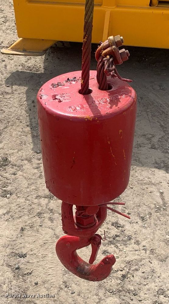 image for item LH9751 2002 Broderson IC-80-1F  crane