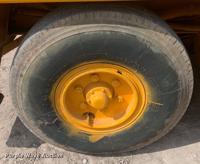 image for item LH9751 2002 Broderson IC-80-1F  crane