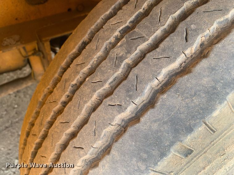 image for item LH9751 2002 Broderson IC-80-1F  crane