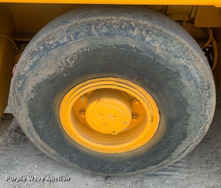 image for item LH9751 2002 Broderson IC-80-1F  crane