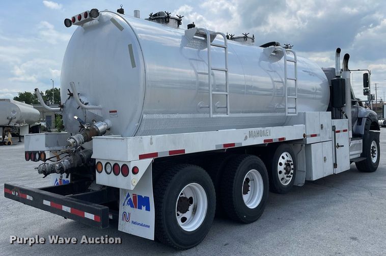 image for item LJ9782 2016 International WorkStar 7600  vacuum truck