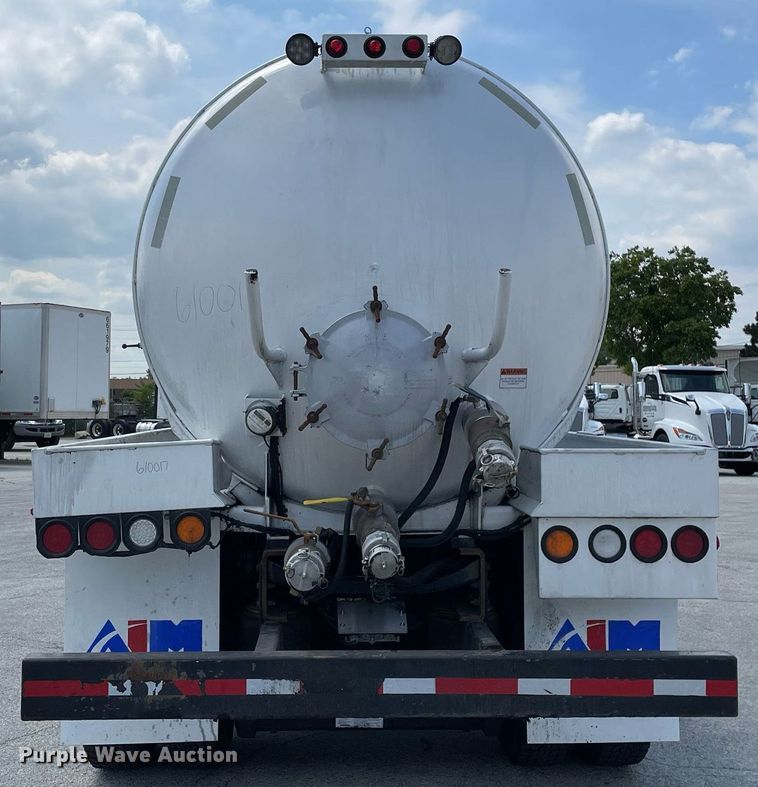 image for item LJ9782 2016 International WorkStar 7600  vacuum truck