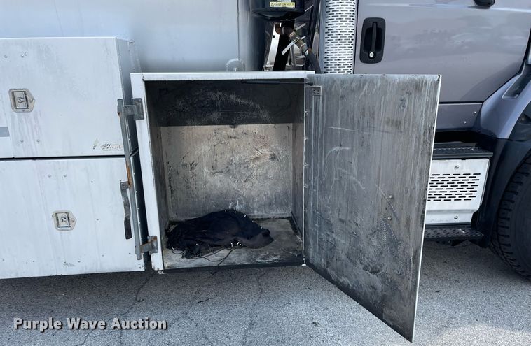 image for item LJ9782 2016 International WorkStar 7600  vacuum truck