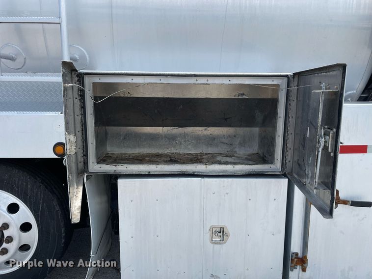 image for item LJ9782 2016 International WorkStar 7600  vacuum truck