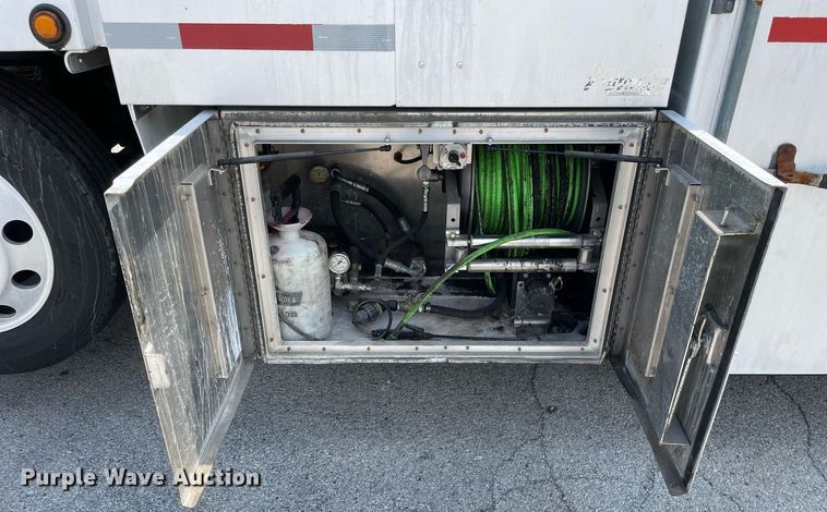 image for item LJ9782 2016 International WorkStar 7600  vacuum truck