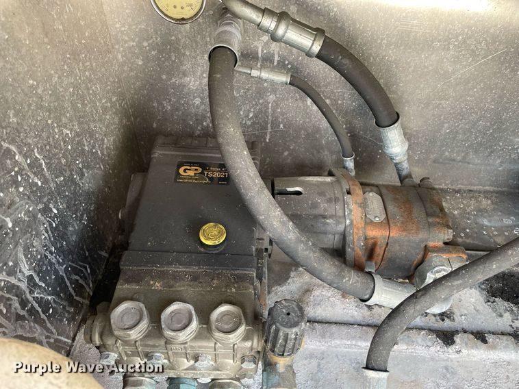 image for item LJ9782 2016 International WorkStar 7600  vacuum truck